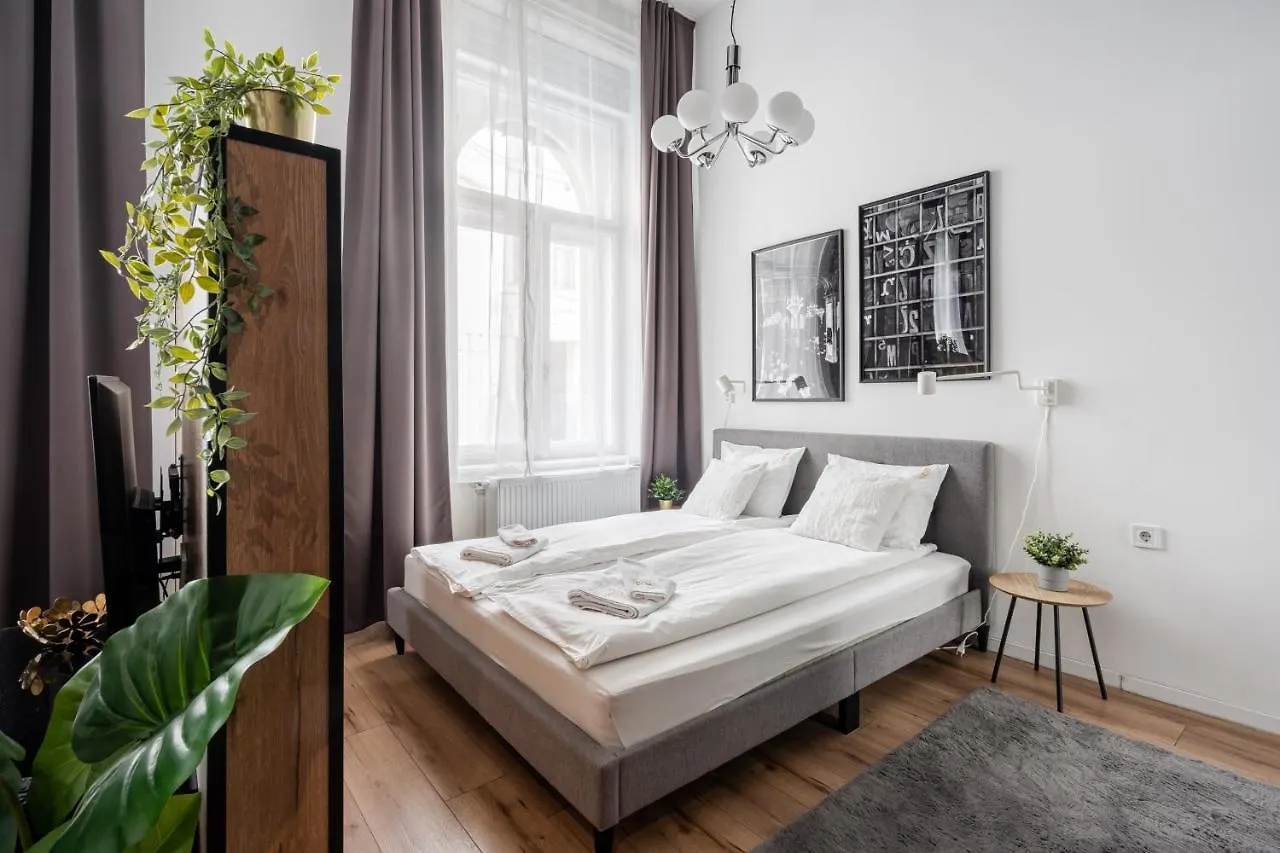 E32 - Oktogon Panorama Suite - Best Location - By Bqa