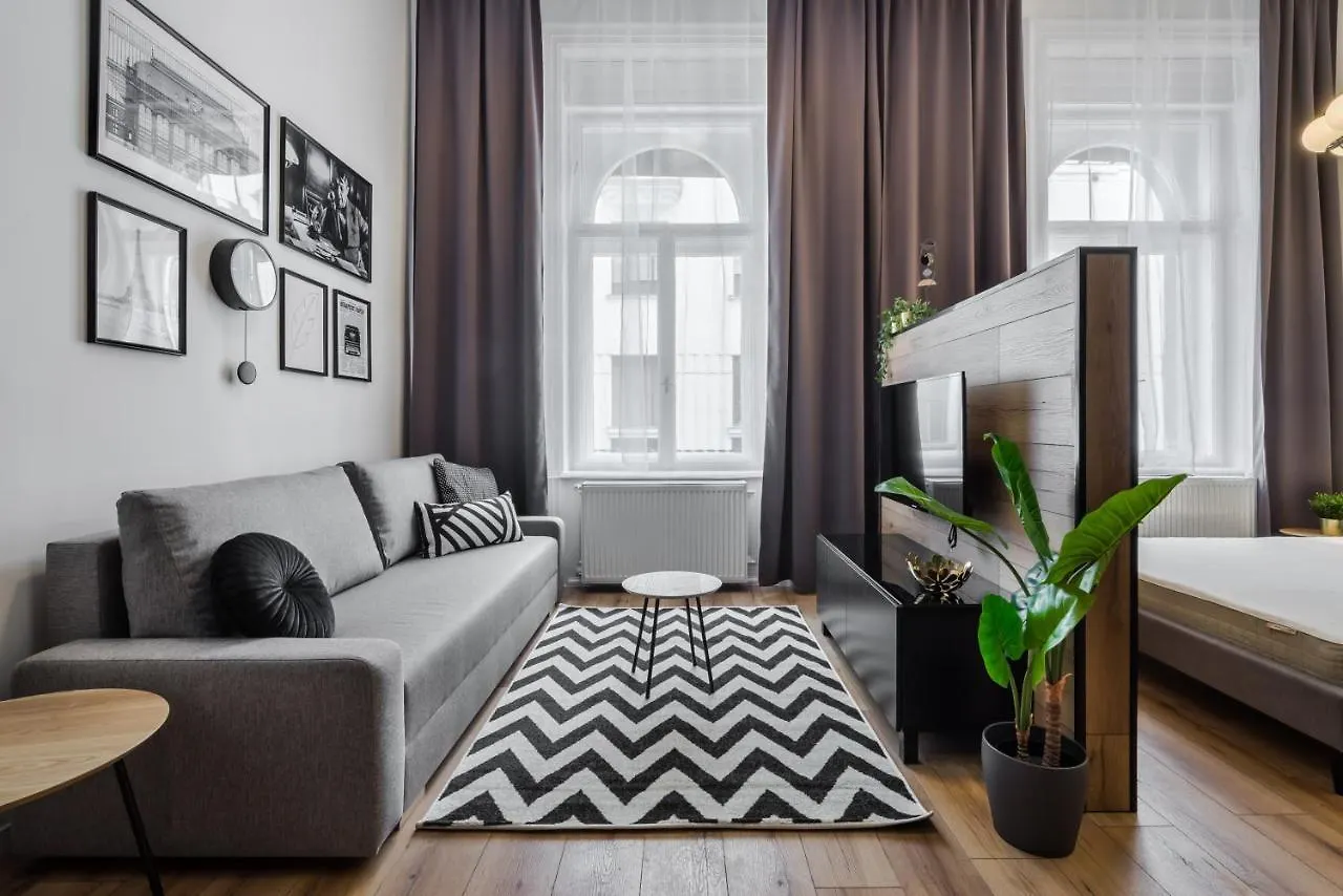 E32 - Oktogon Panorama Suite - Best Location - By Bqa 0*, Budapest Hungary